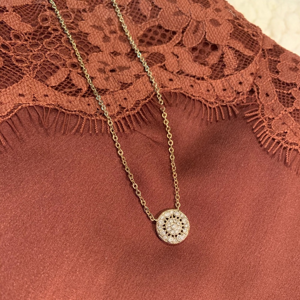 Elegant circular pendant necklace